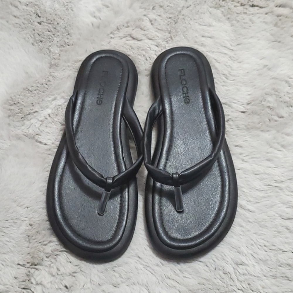 Floche black thong strap sandals size 7